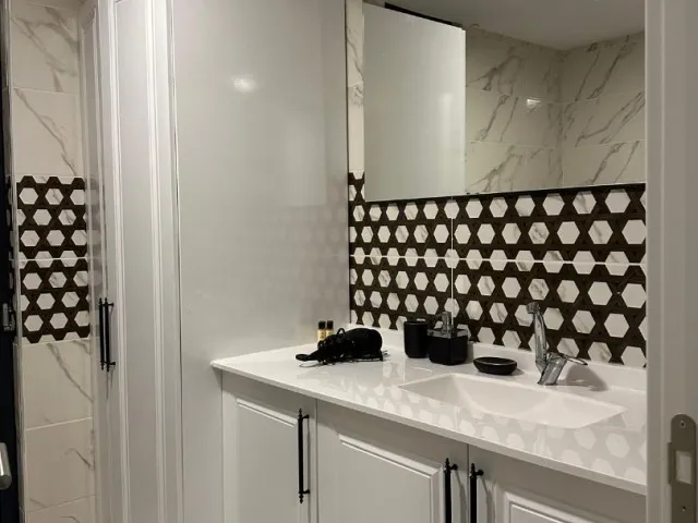 GİRNE MERKEZ 'DE YENİ LİMANA YÜRÜME MESAFESİNDE DENİZ MANZARALI, DEKORASYONLU FULL EŞYALI 2+1