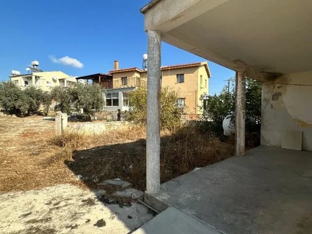 YENİ İSKELE 'DE DAİRE FİYATINA, 1167m2 BAHÇE İÇİNDE TEK KATLI YER EVİ