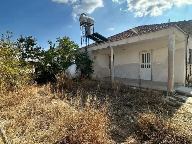 YENİ İSKELE 'DE DAİRE FİYATINA, 1167m2 BAHÇE İÇİNDE TEK KATLI YER EVİ