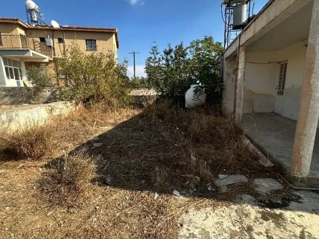 YENİ İSKELE 'DE DAİRE FİYATINA, 1167m2 BAHÇE İÇİNDE TEK KATLI YER EVİ