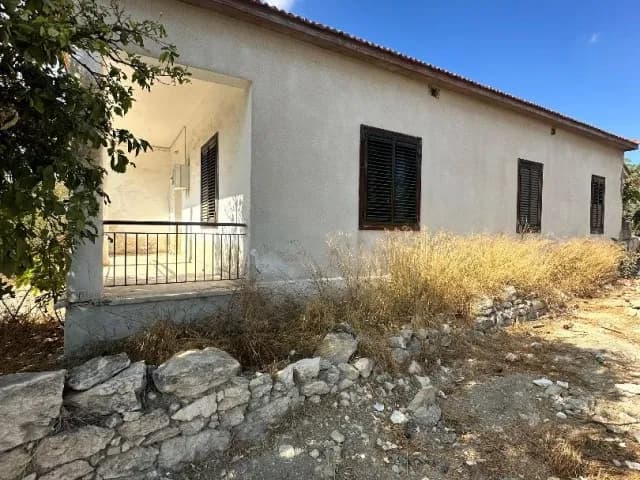 YENİ İSKELE 'DE DAİRE FİYATINA, 1167m2 BAHÇE İÇİNDE TEK KATLI YER EVİ