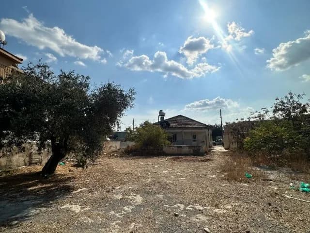YENİ İSKELE 'DE DAİRE FİYATINA, 1167m2 BAHÇE İÇİNDE TEK KATLI YER EVİ