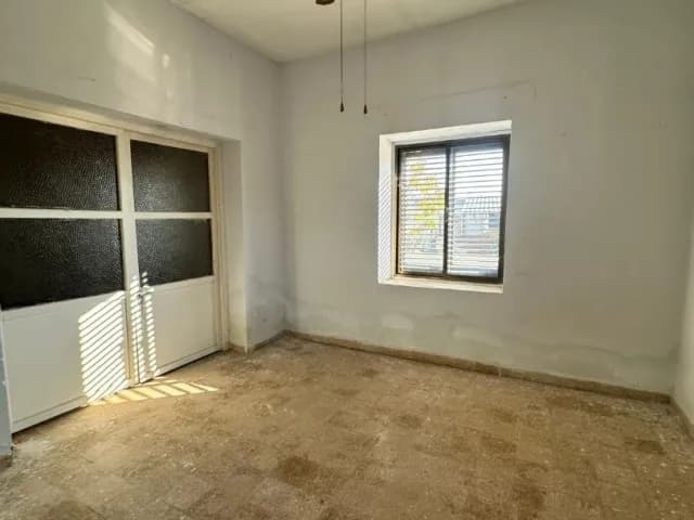 YENİ İSKELE 'DE DAİRE FİYATINA, 1167m2 BAHÇE İÇİNDE TEK KATLI YER EVİ