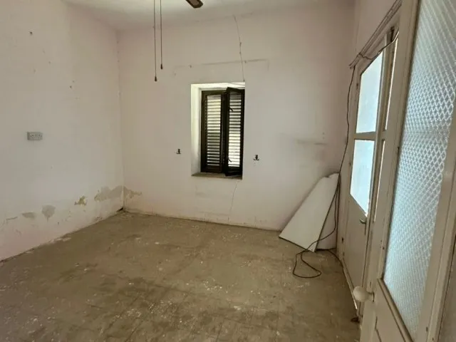 YENİ İSKELE 'DE DAİRE FİYATINA, 1167m2 BAHÇE İÇİNDE TEK KATLI YER EVİ