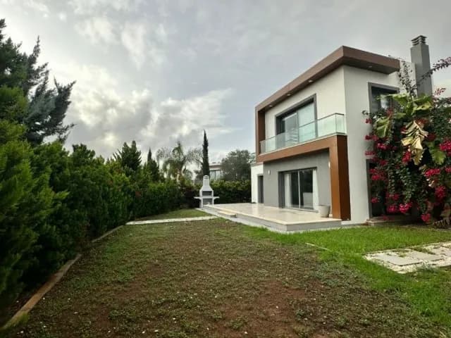 SALAMİS HOTELLER BÖLGESİNE YAKIN TAM MÜSTAKİL LÜKS VİLLA