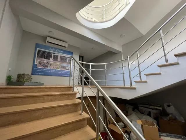 GAZİMAĞUSA'DA ÇOK AMAÇLI 3 KATLI SATILIK BİNA