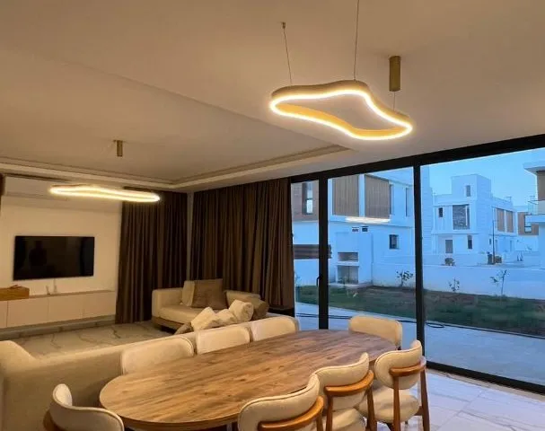 YENİ BOĞAZİÇİ SATILIK SİTE İÇERİSİNDE MÜKEMMEL LOKASYON'DA VİLLA