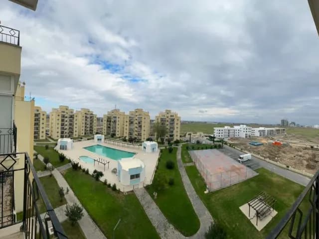 MERKEZİ KONUMLU ÖNÜ AÇIK GENİŞ BALKONLU FULL EŞYALI DAİRE