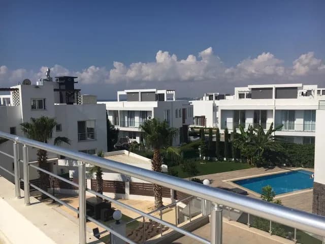 İSKELE BOĞAZ'DA 720M2 ARSA İÇİNDE DENİZE SIFIR 3+1 LÜKS VİLLA